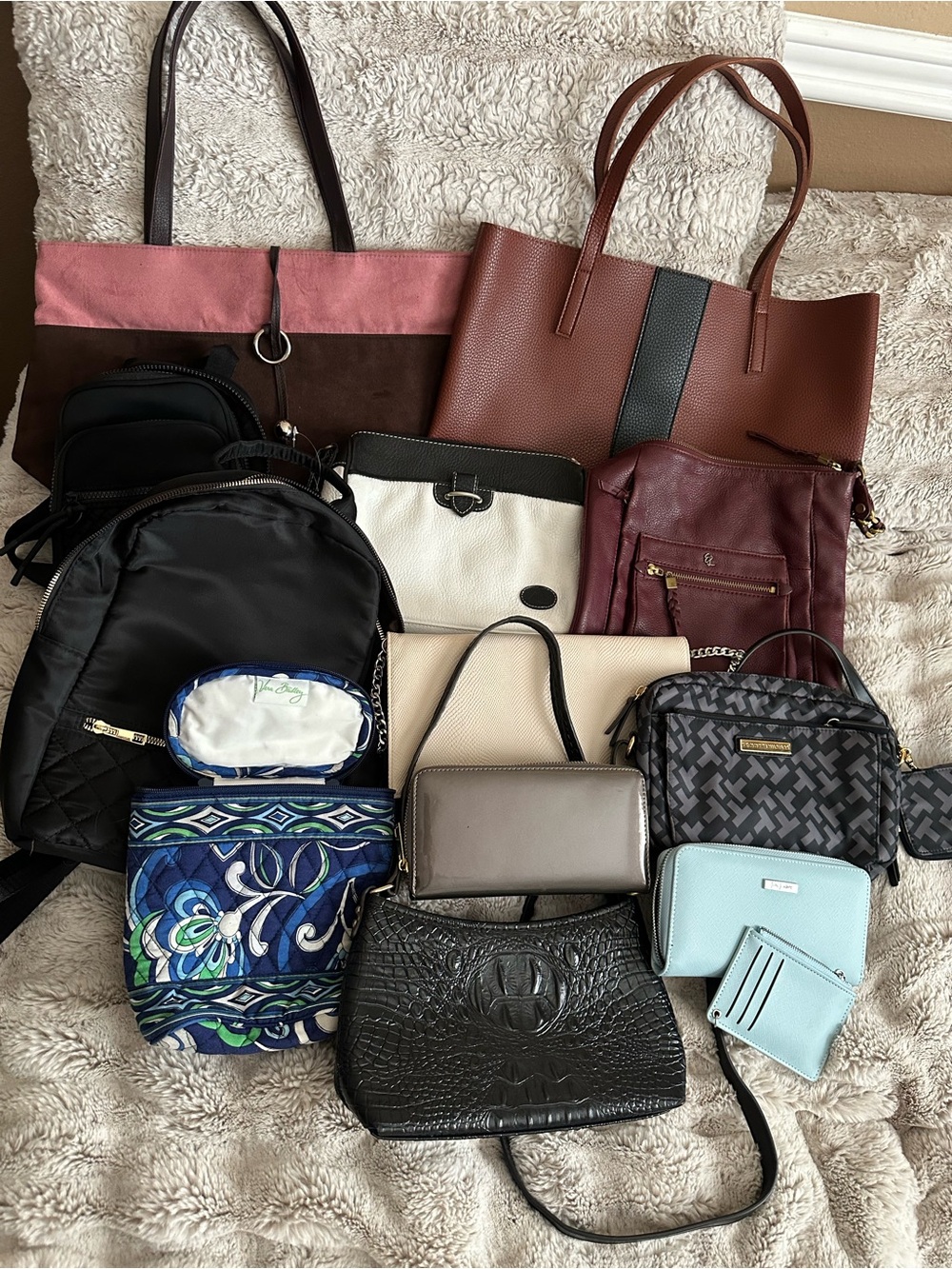 Mixed Women’s bag and wallet bundle - Assorted Colors. 13 items